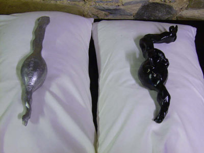 Samantha McKee: Indifferent thought, 2008, aluminium, pillow